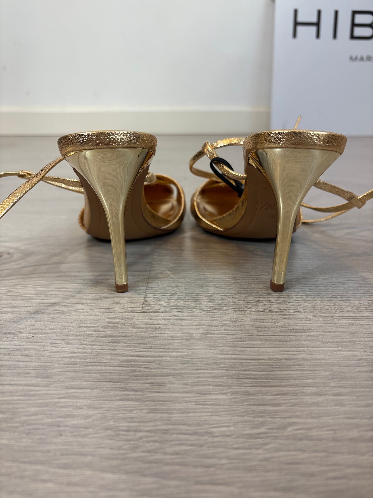 ZARA. Sandalia dorada tiras. T 39