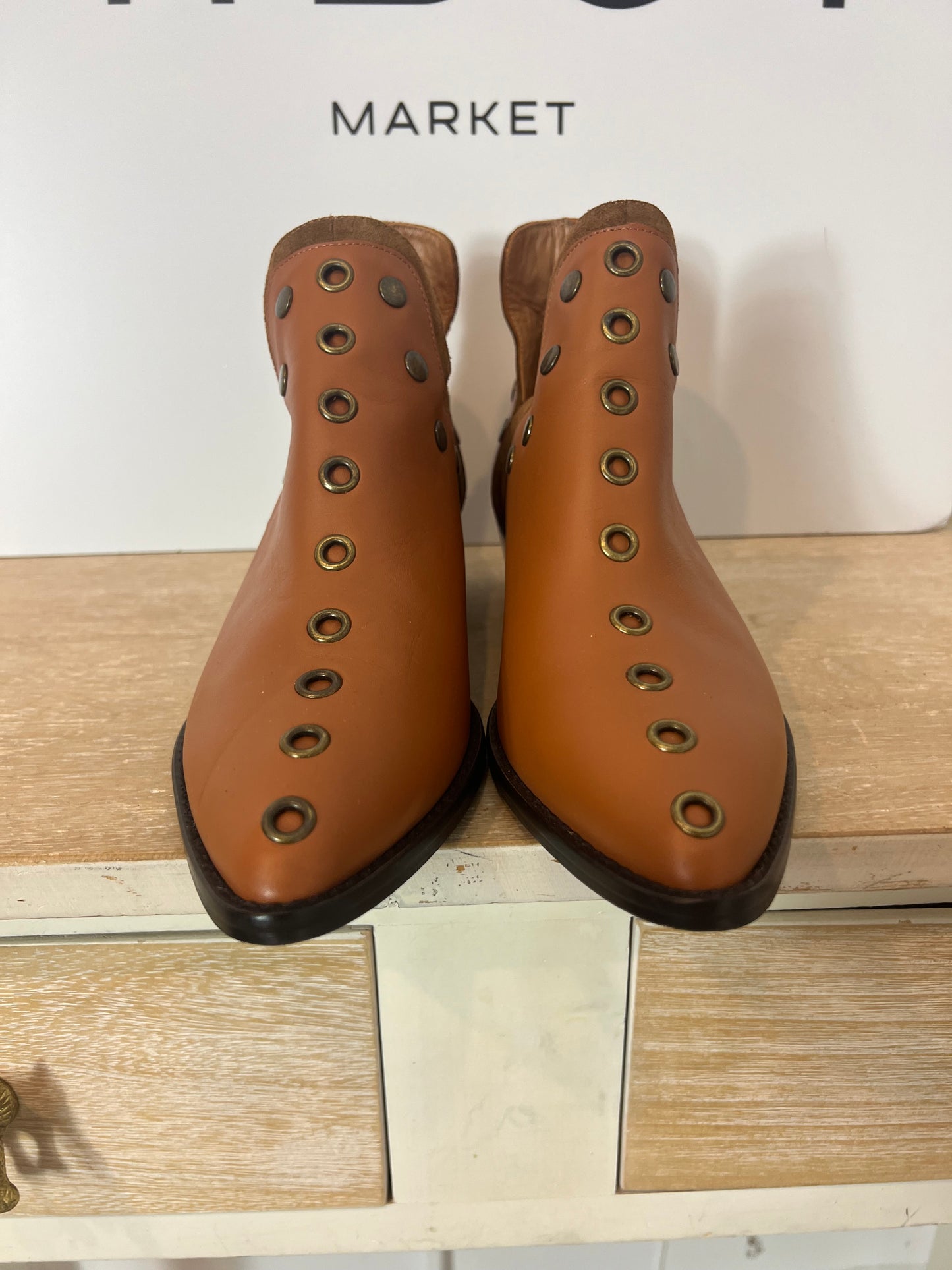 MICUIR. Botines camel tachuelas T.38