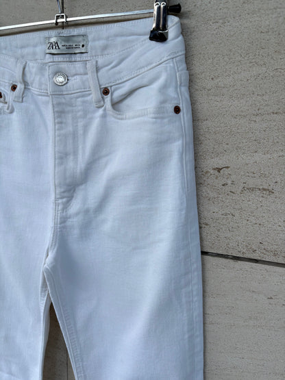ZARA. Denim blanco acampanado