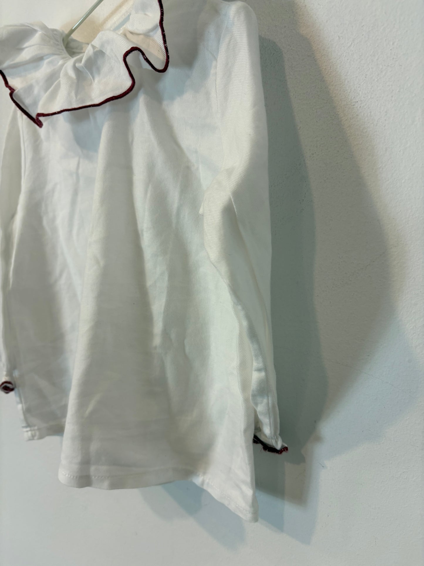 LABUBÉ. Blusa blanca detalle burdeos T.3 años