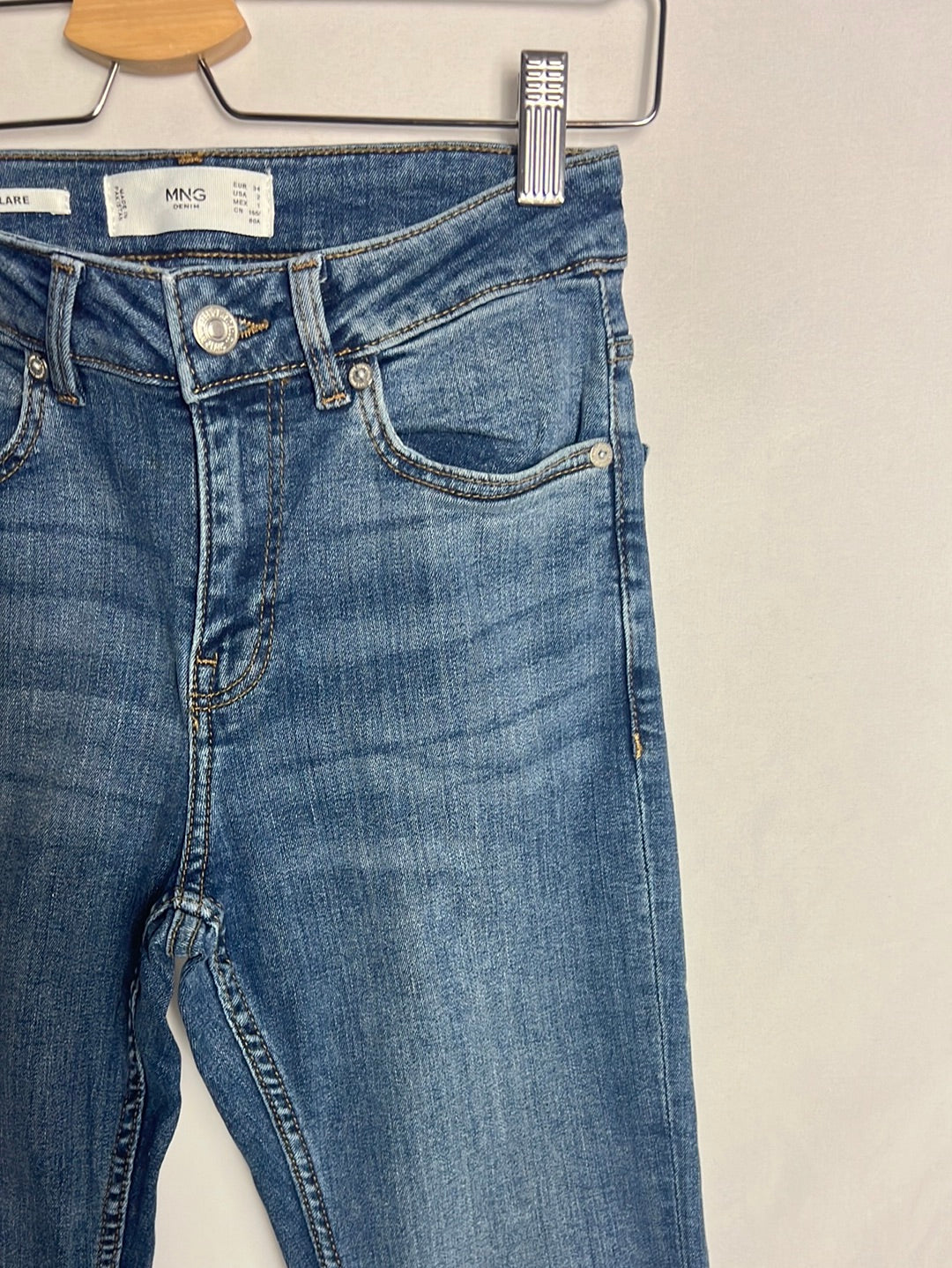 MANGO. Stretch flared denim. T 34