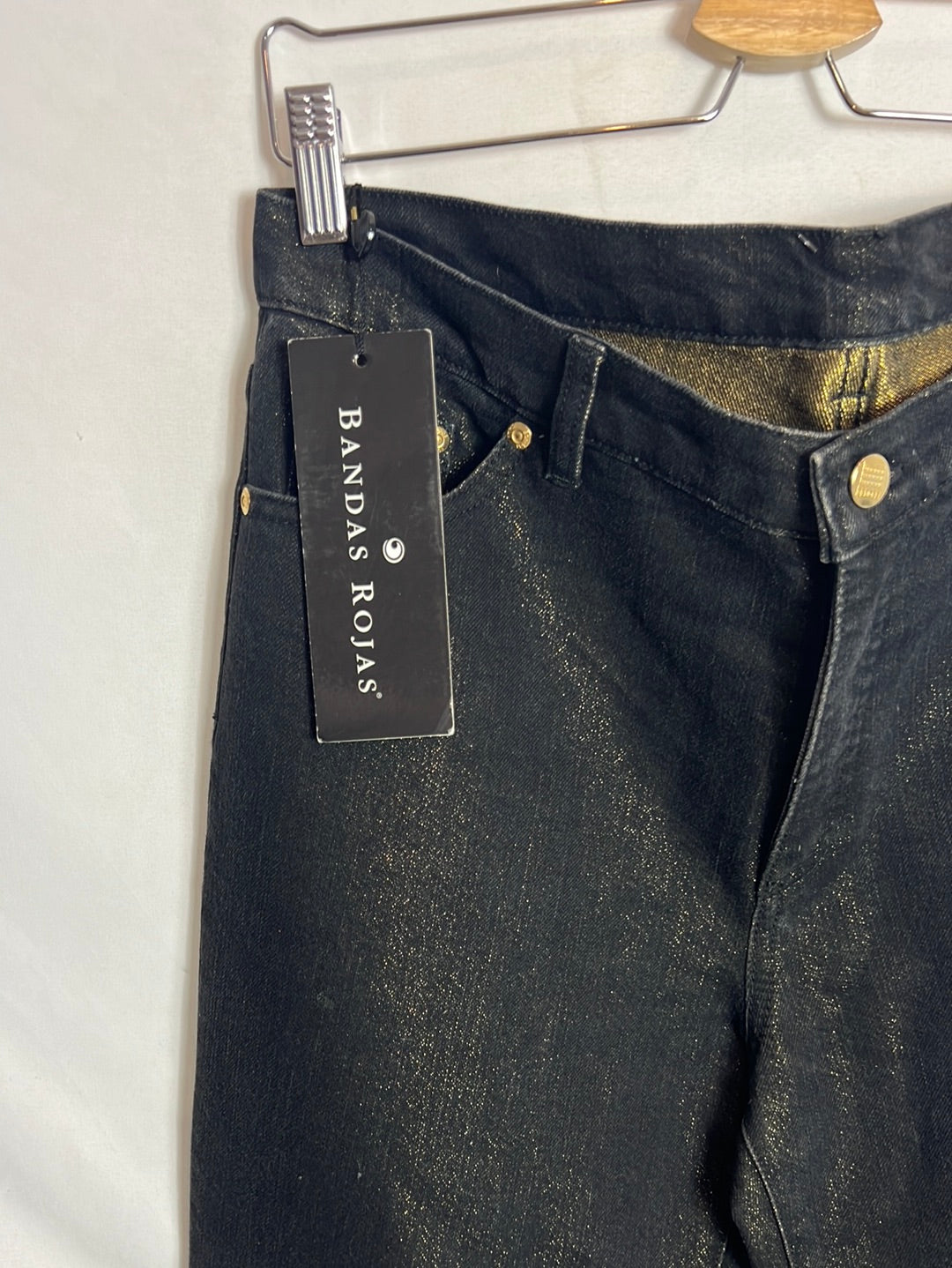 BANDAS ROJAS. Pantalón vaquero oscuro purpurina. T 42