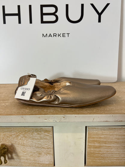 OYSHO. Zapatos plano dorado. T 39