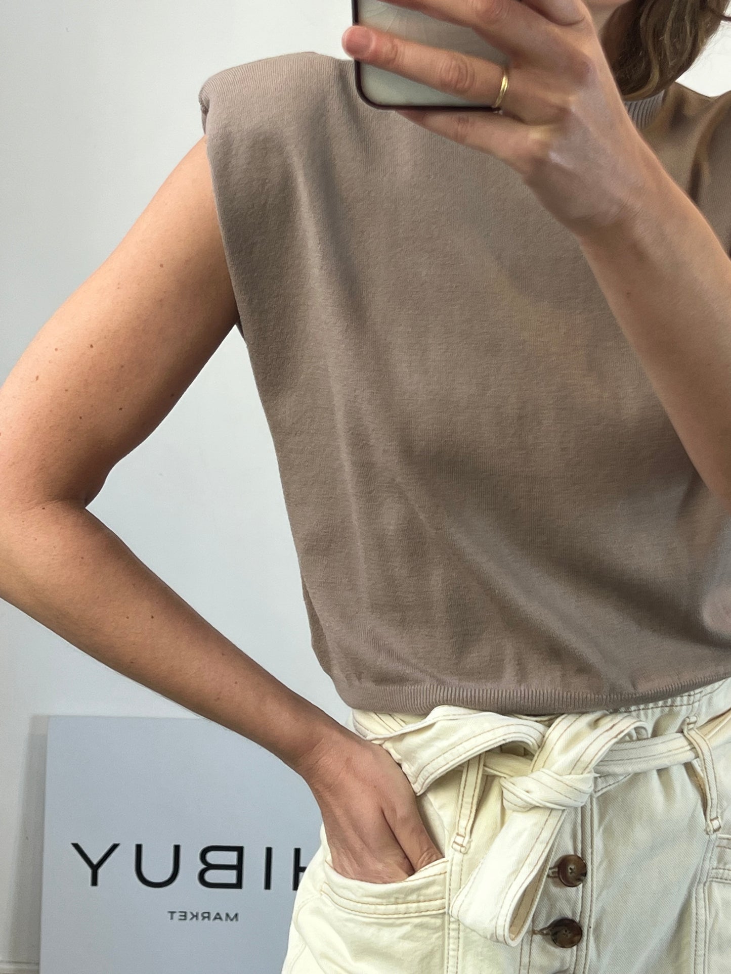 OTRAS. Top punto beige hombreras. T M