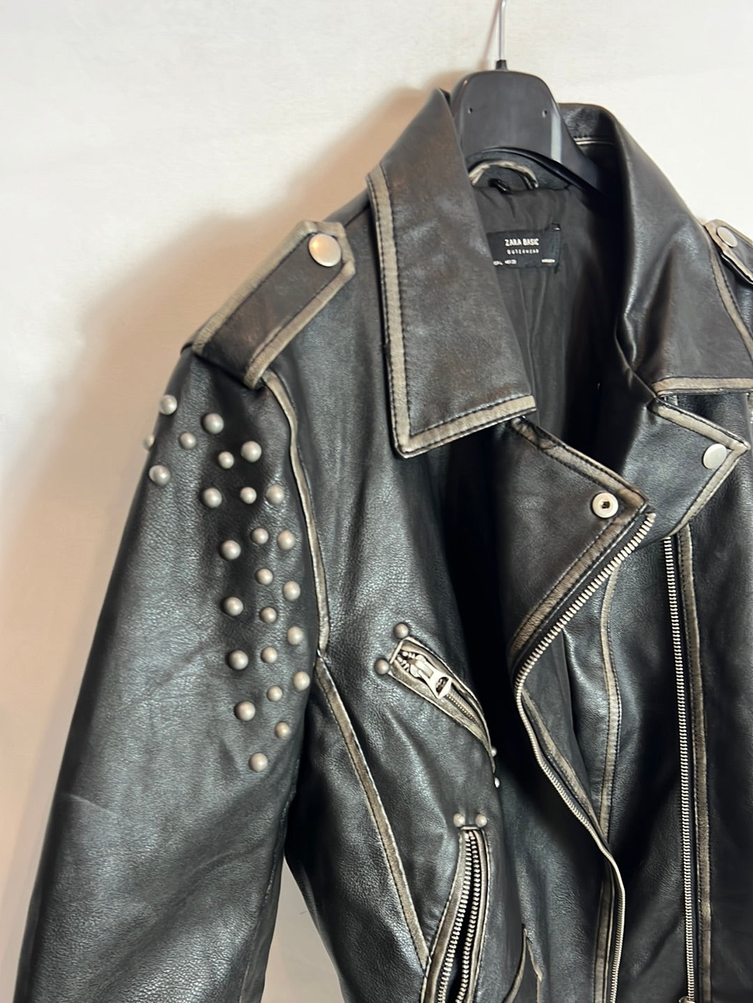ZARA. Chaqueta estilo biker tachuelas. T L
