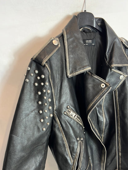 ZARA. Chaqueta estilo biker tachuelas. T L