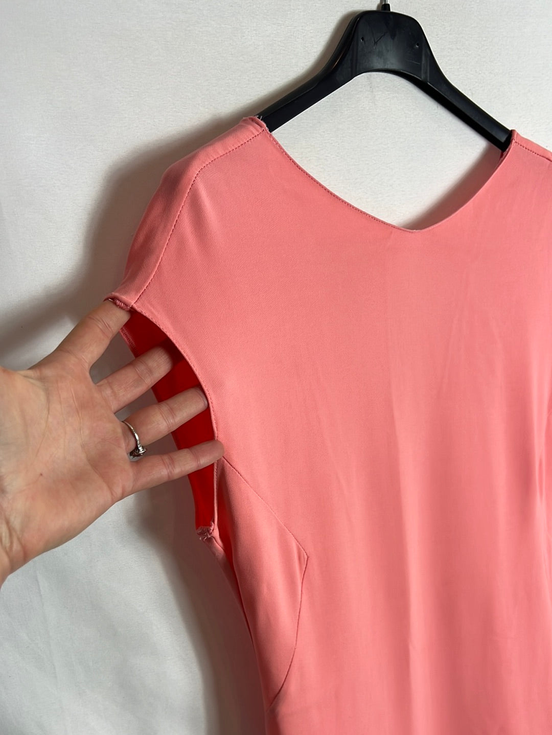 OTRAS. Vestido midi rosa fluido escote espalda. T S