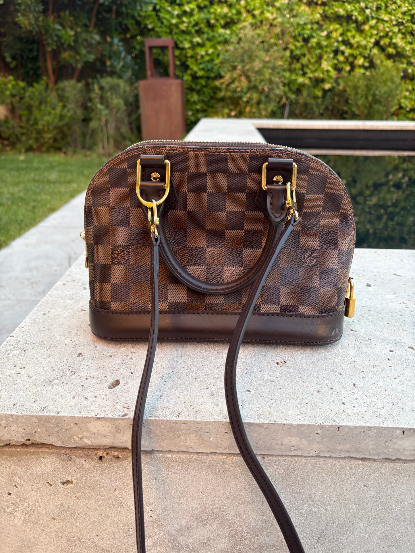 LOUIS VUITTON. Bolso Alma BB