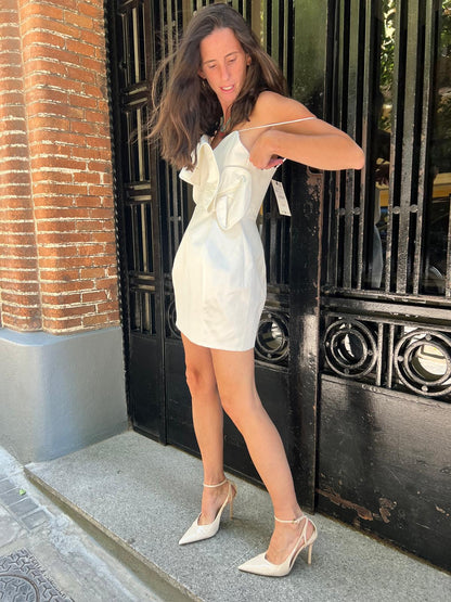 ZARA. Vestido corto blanco volante
