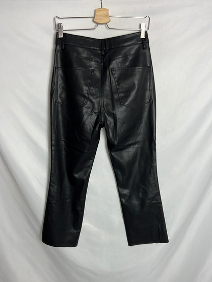 ZARA. Pantalón efecto piel negro cropped . T 38