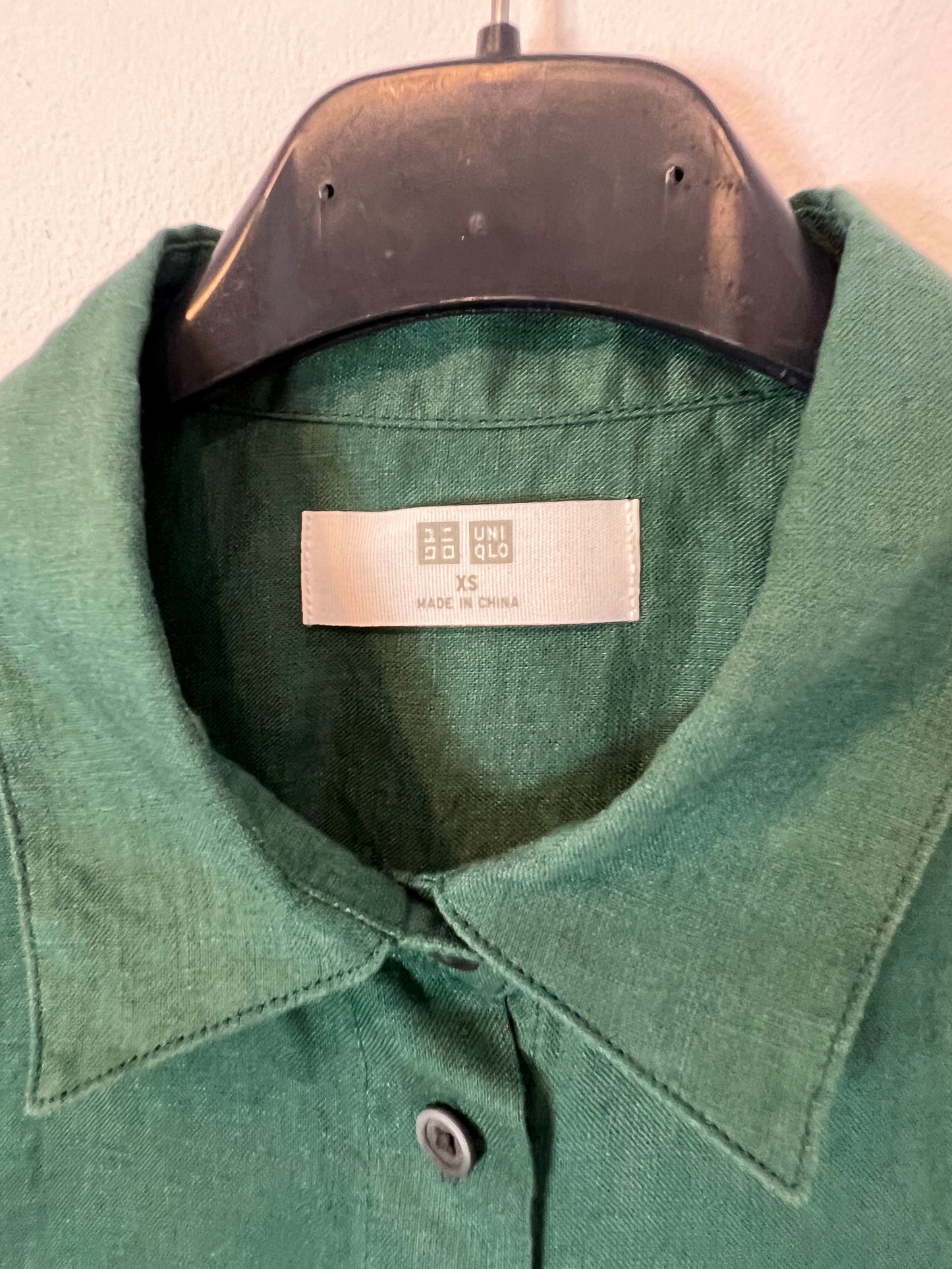 UNIQLO. Dark green linen blouse. Size XS
