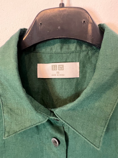 UNIQLO. Dark green linen blouse. Size XS