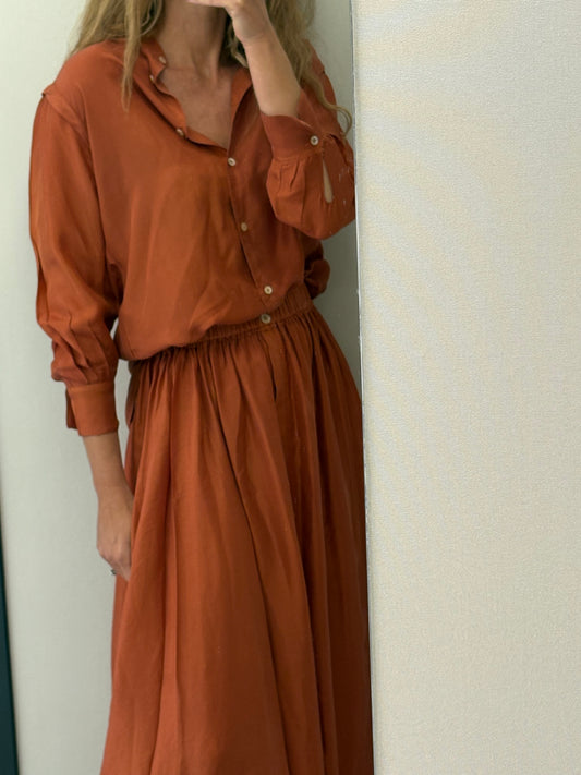 FORTE FORTE. Total look falda y camisa seda teja