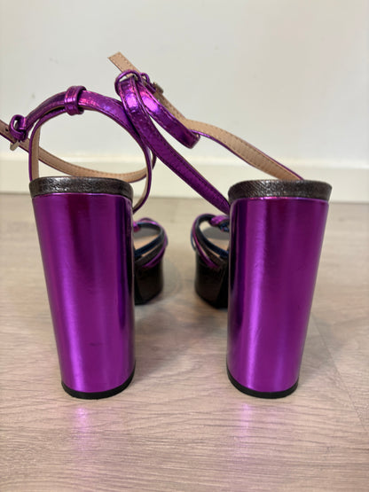 ZARA. Sandalia plataforma tonos metalizados. T 38