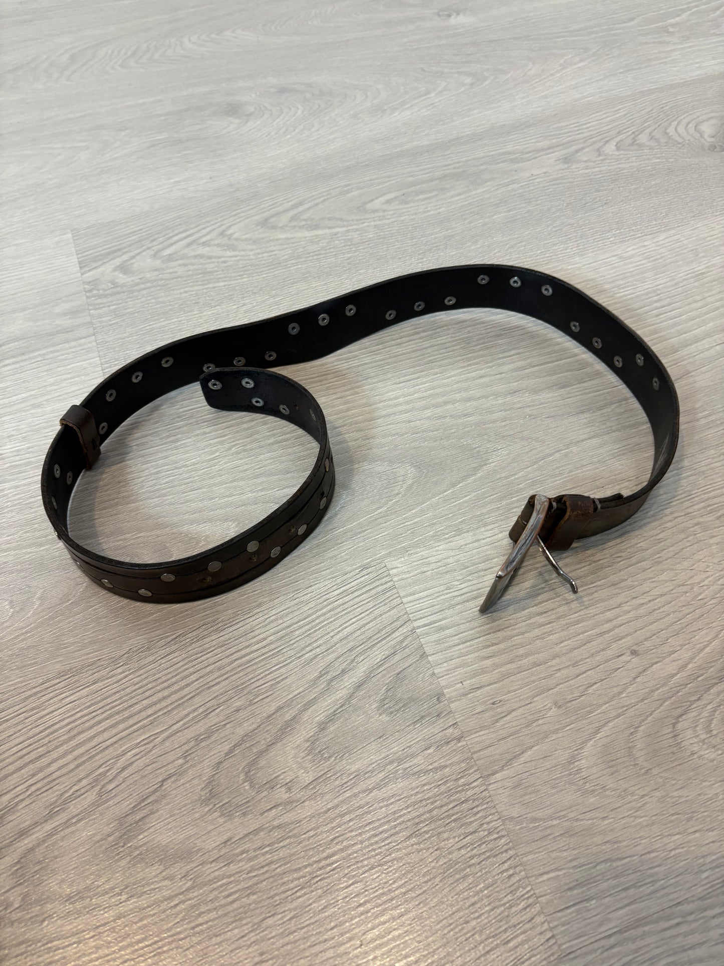 NÚ DENMARK. Cinturón marrón tachuelas