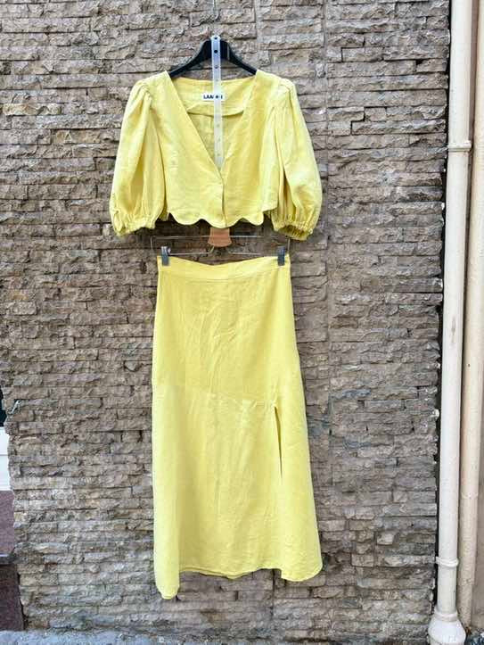 LAAGAM. Conjunto amarillo con lino