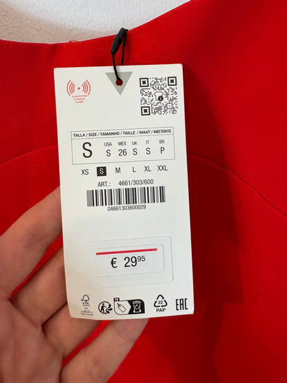ZARA. Vestido corto rojo  entallado. T S