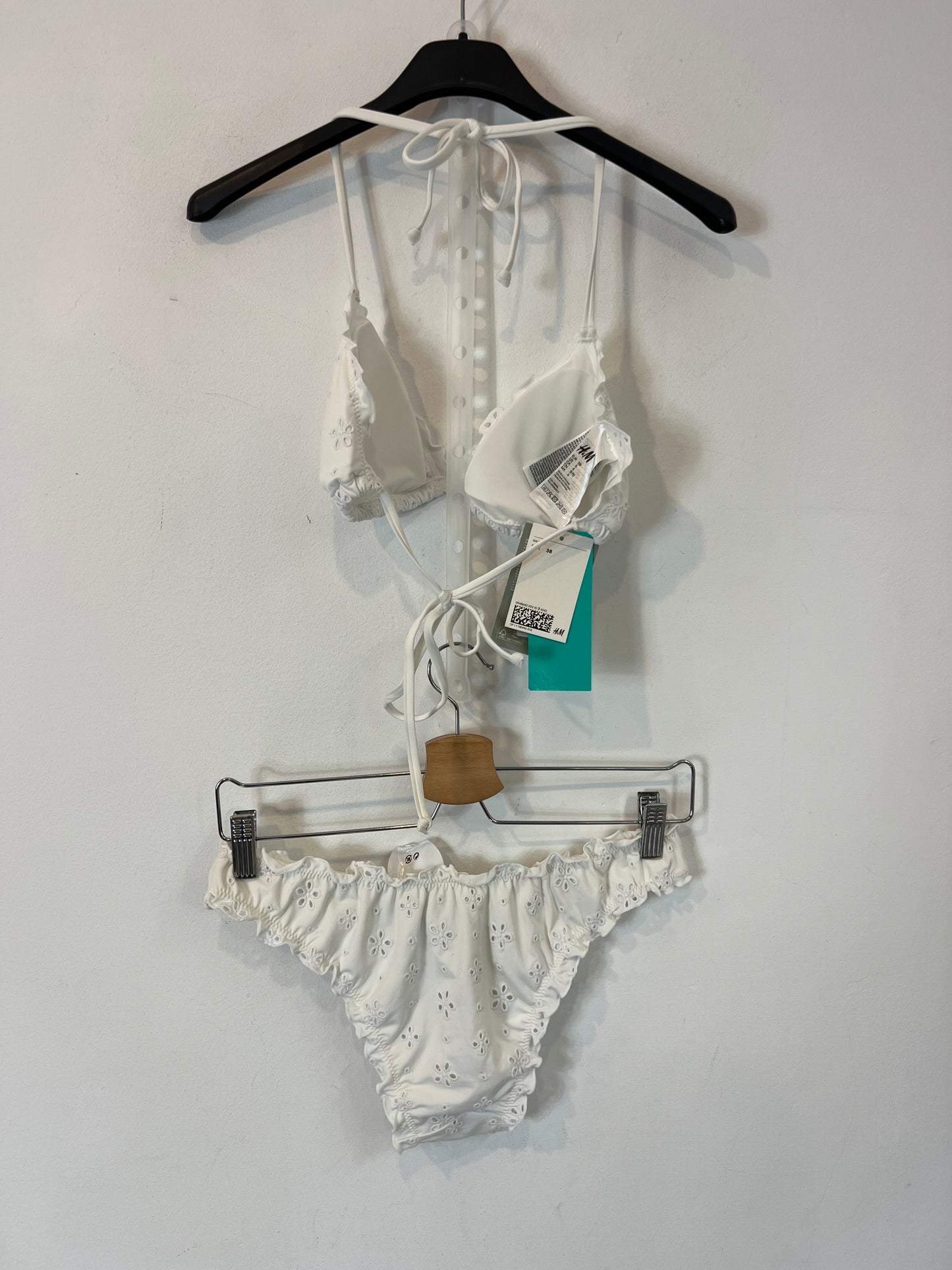 H&M. Bikini blanco troquelado. T 38/40