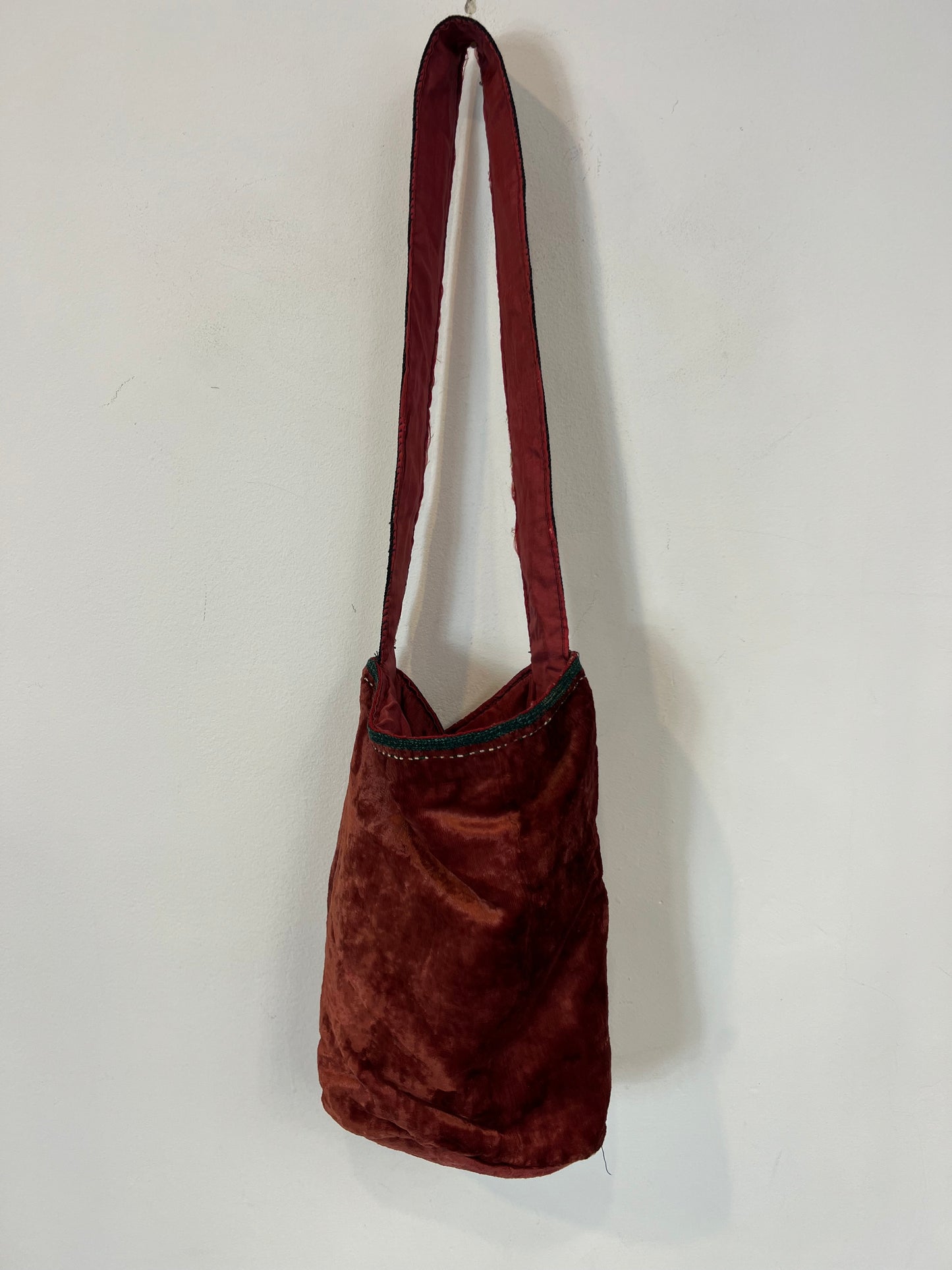 OTHERS. Embroidered velvet bag