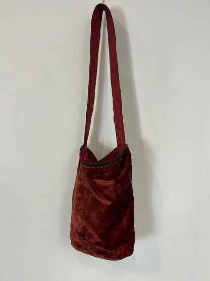 OTHERS. Embroidered velvet bag
