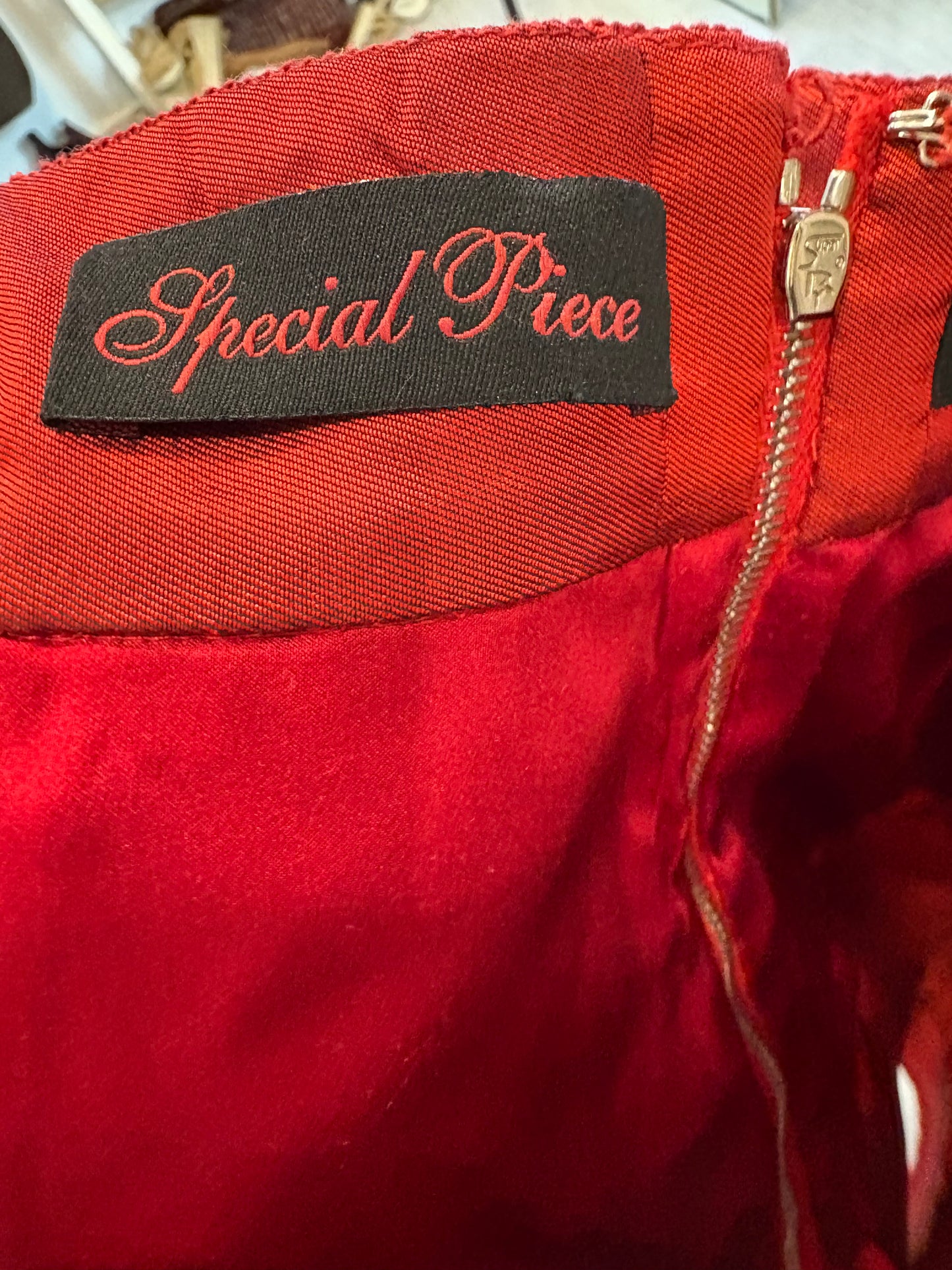 DOLCE & GABBANA. Falda midi roja vuelo