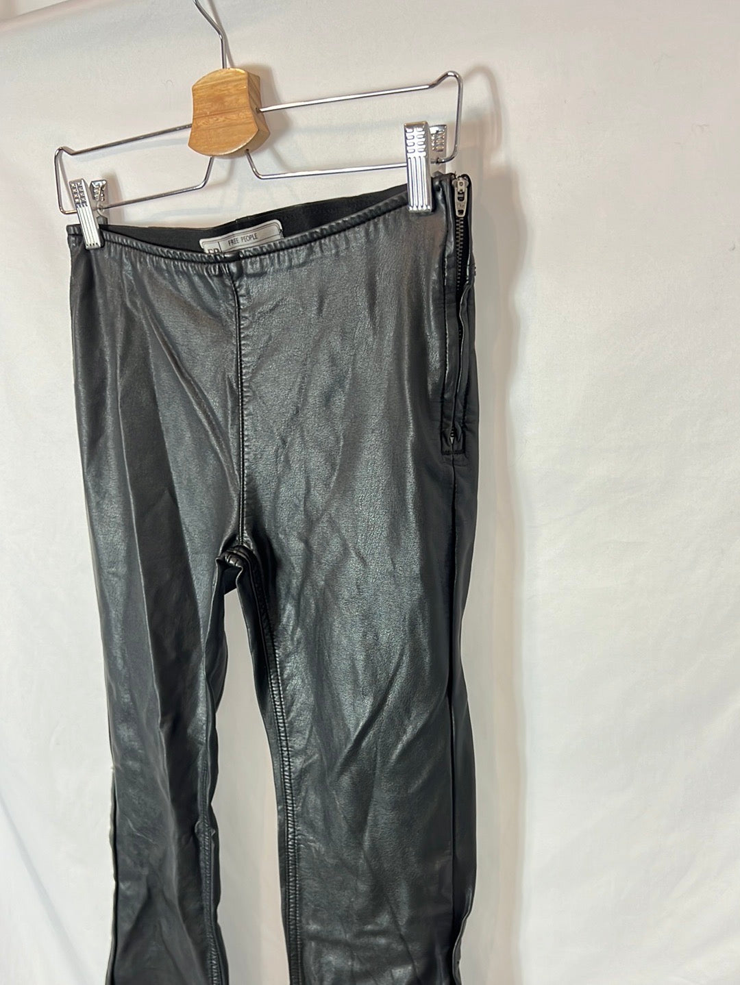 FREE PEOPLE. Pantalones efecto piel campana. T 36