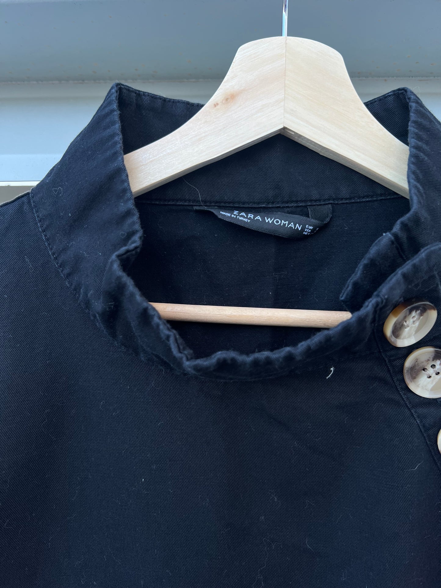 ZARA. Blusa negra botones