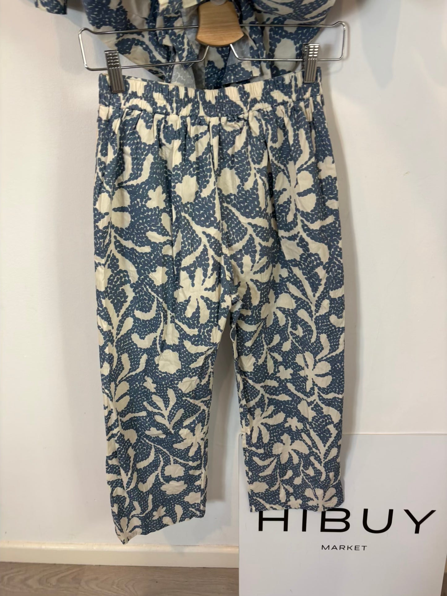 MUS & BOMBON. Conjunto blusa y pantalón estamapdo azul