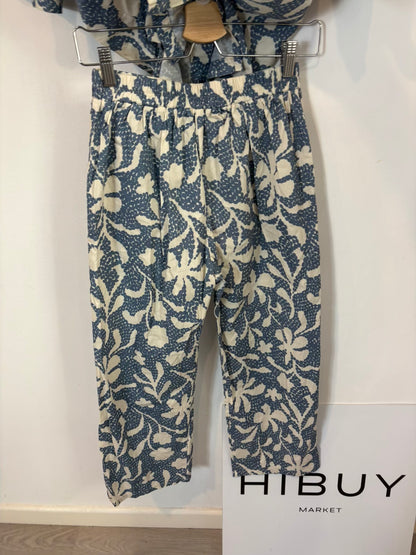MUS & BOMBON. Conjunto blusa y pantalón estamapdo azul