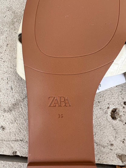 ZARA. Sandalia blanca plana T.39