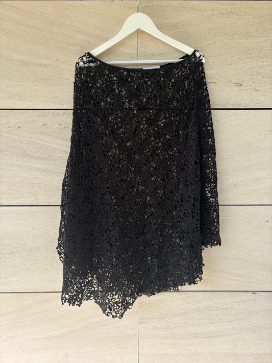 ONDADEMAR. Poncho negro croché