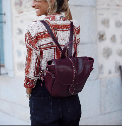 MICUIR. Mochila tachas burdeos