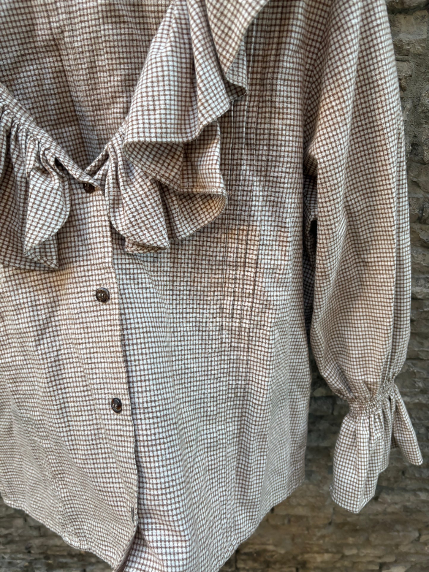 JOSEPHINE. Beige cotton and linen ruffle blouse. T.S.
