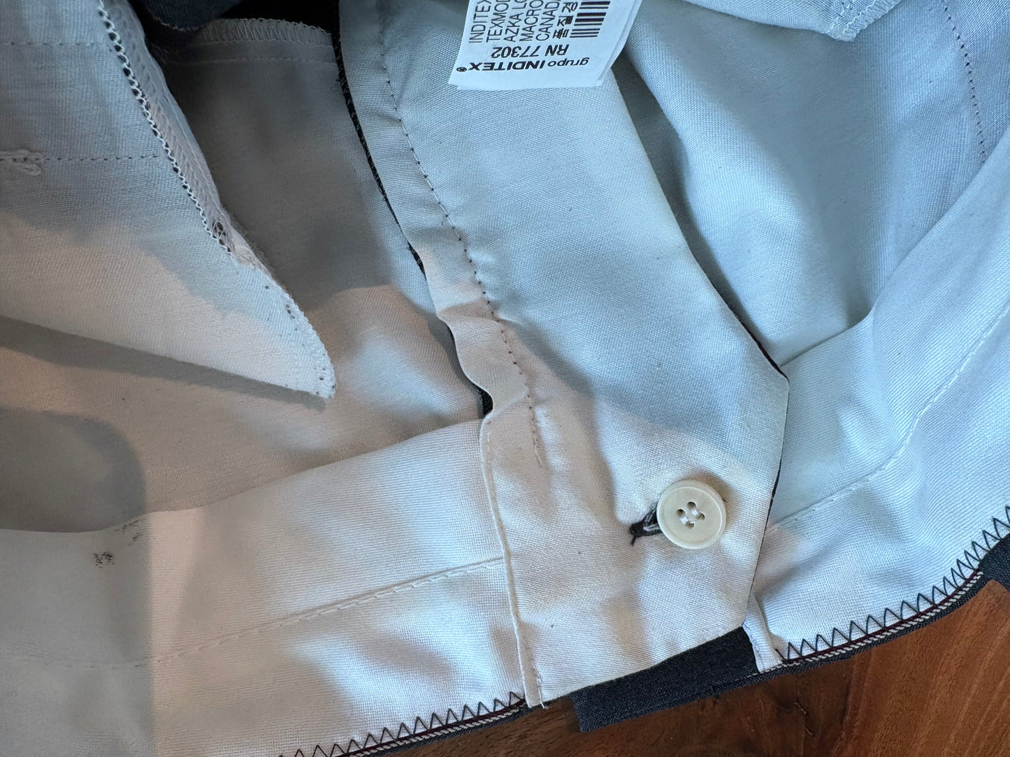 ZARA. Pantalón gris rayas burdeos