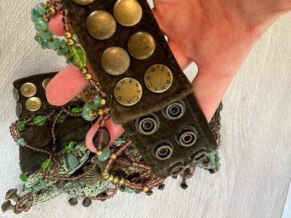 OTRAS. Cinturón piel abalorio