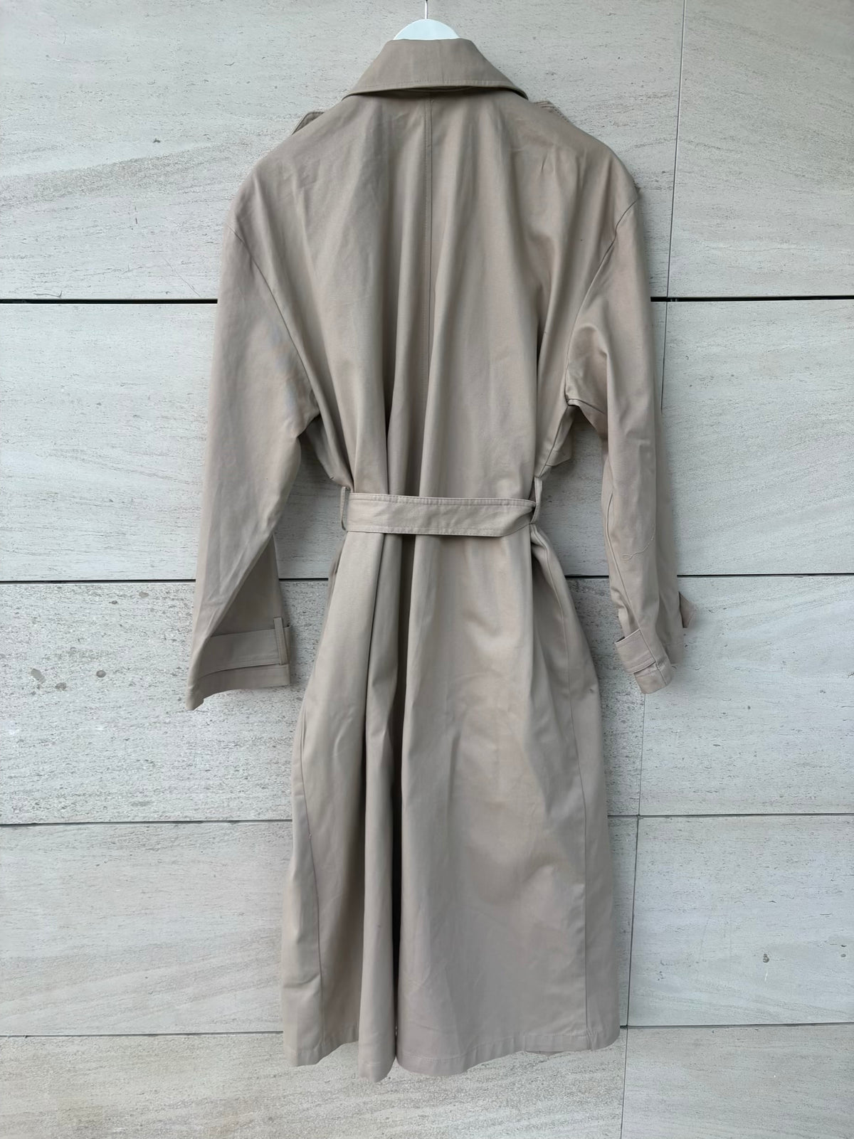H&M. Gabardina larga beige