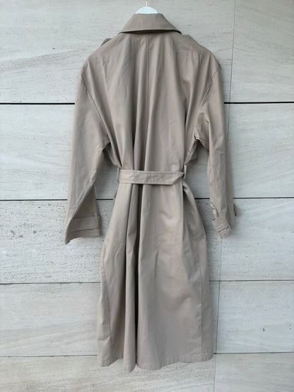 H&M. Gabardina larga beige