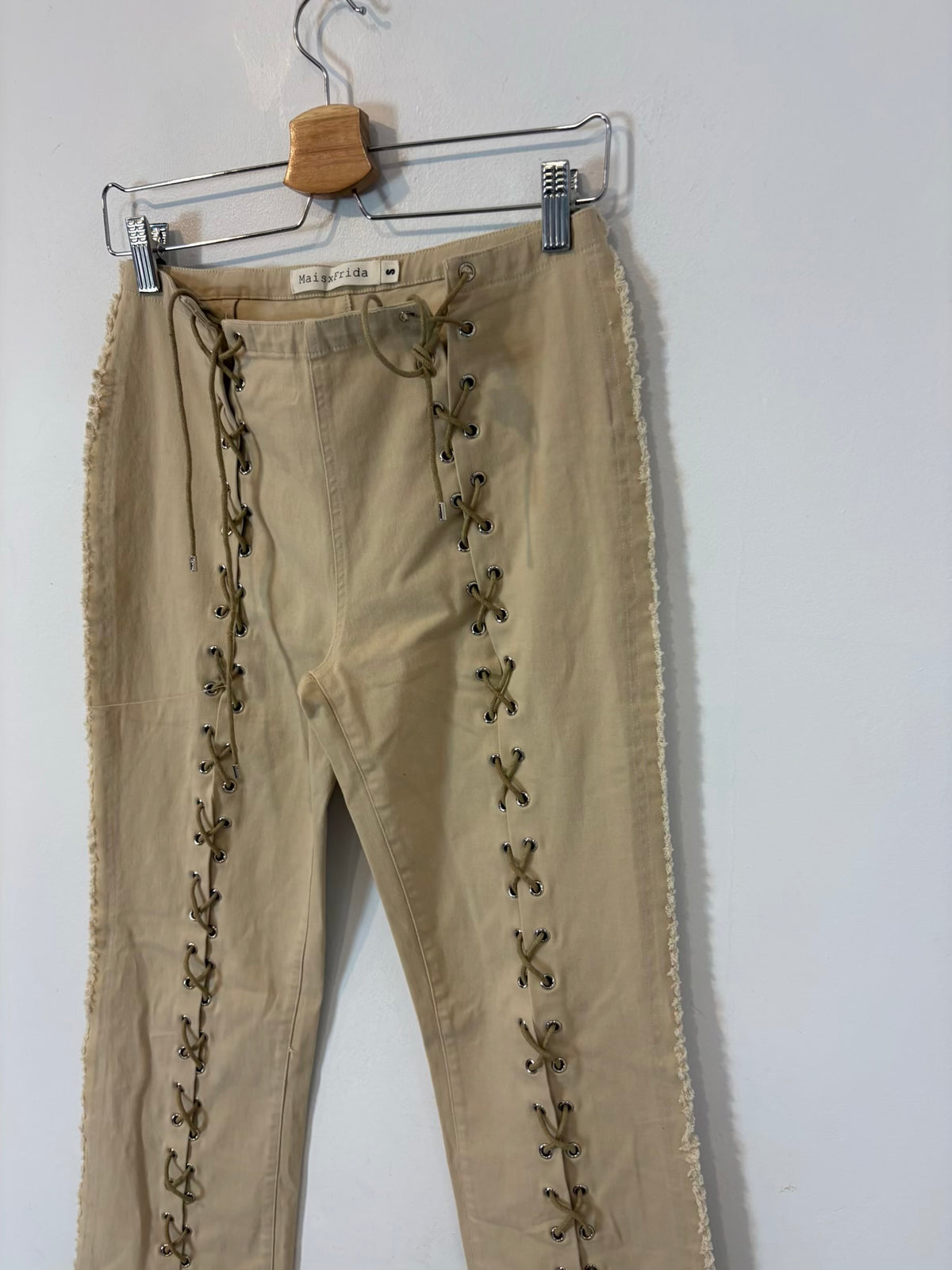 MAIS x FRIDA. Pantalón beige cuerdas