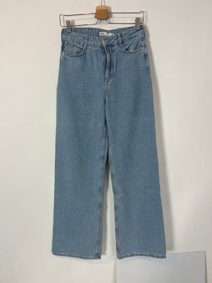 ZARA. Pantalón pata ancha ligero. T 36