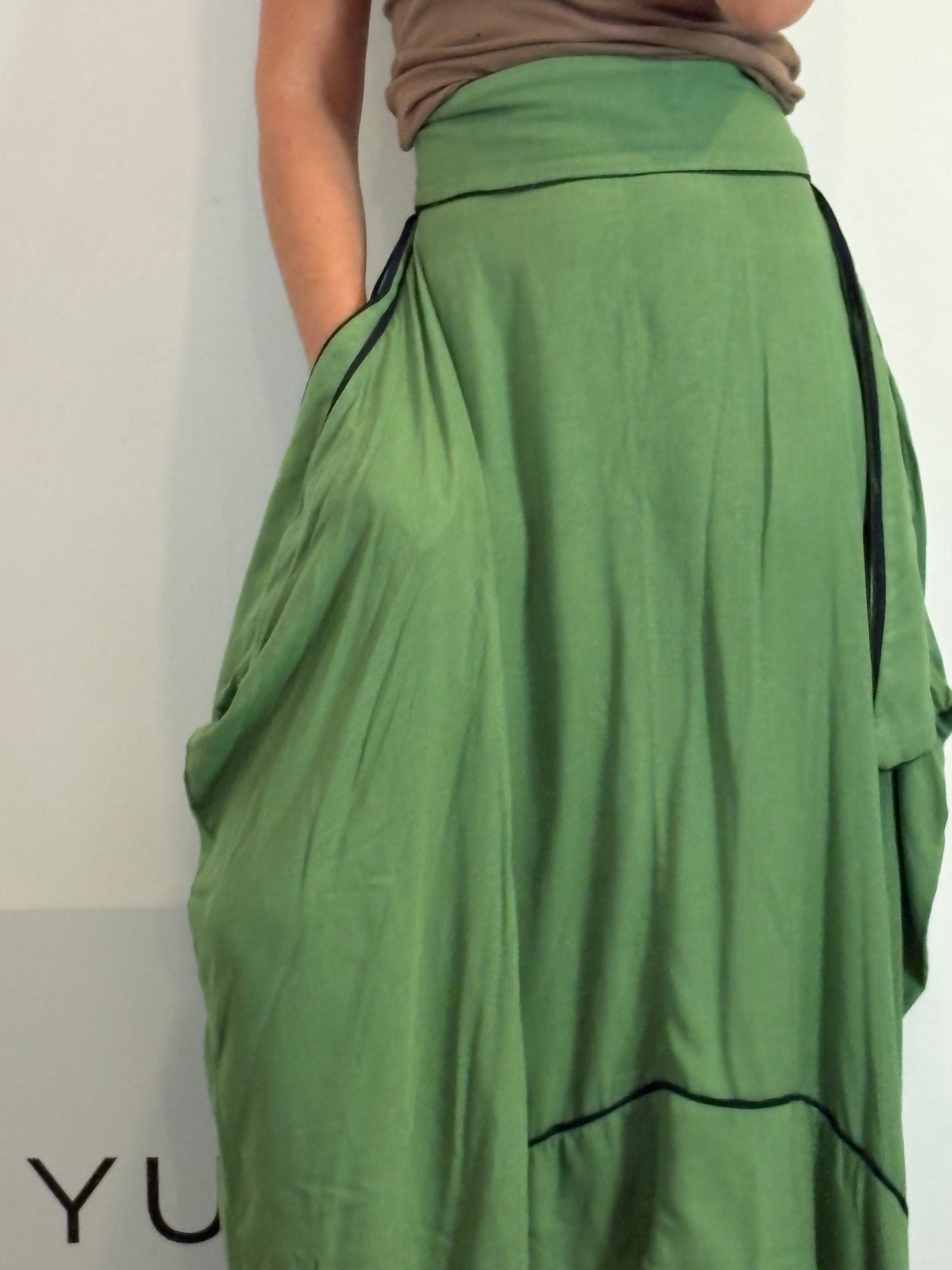 IQ COLLECTION. Falda midi verde asiemtrica