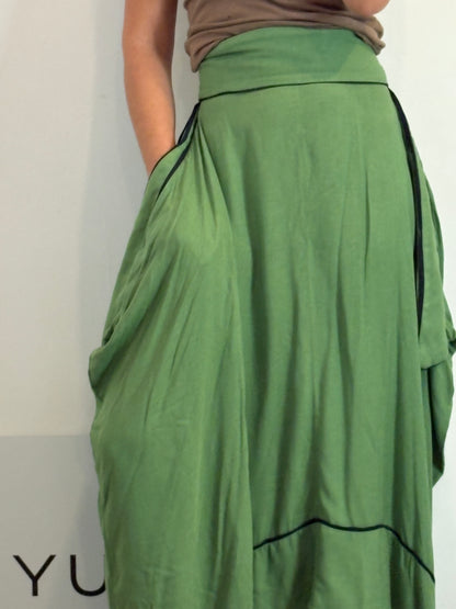 IQ COLLECTION. Falda midi verde asiemtrica