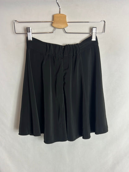 BRANDY MELVILLE. Falda corta negra vuelo. T XS