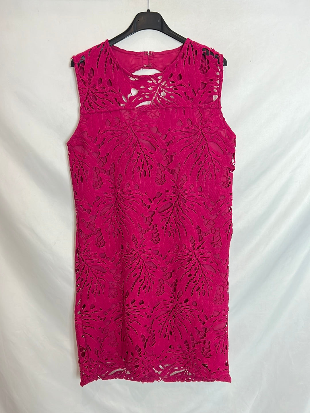 EL CORTE INGLES. Vestido rosa corto troquelado. T M