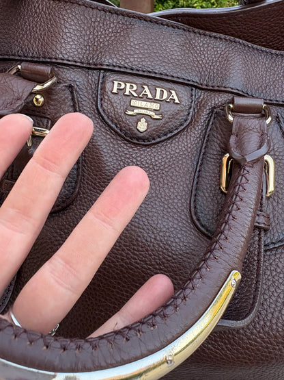 PRADA. Bolso marrón Vitello de piel granulada