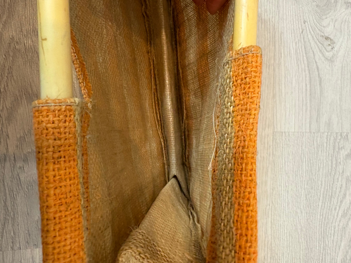 OTRAS. Bolso de mano rafia rayas