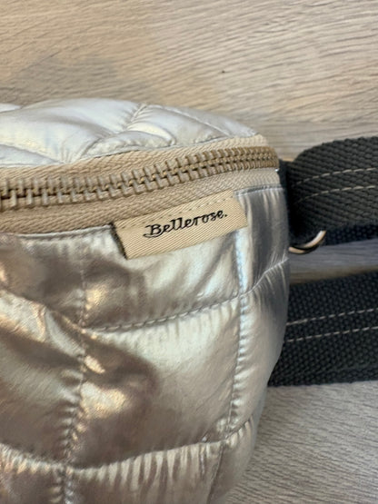 BELLEROSE. Riñonera plateada doble textura