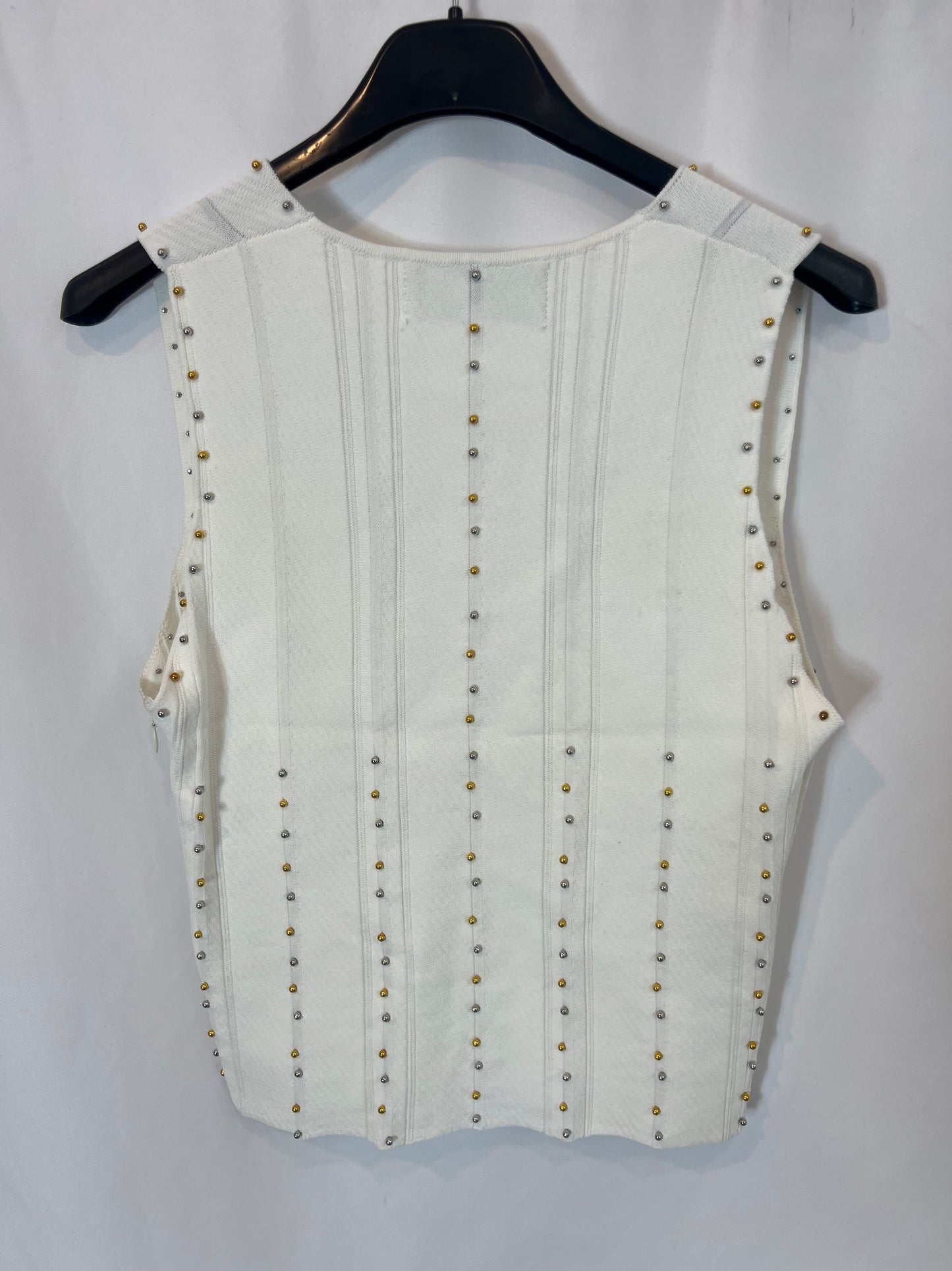 SCALPERS. Total look blanco con tachuelas T.m