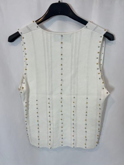 SCALPERS. Total look blanco con tachuelas T.m