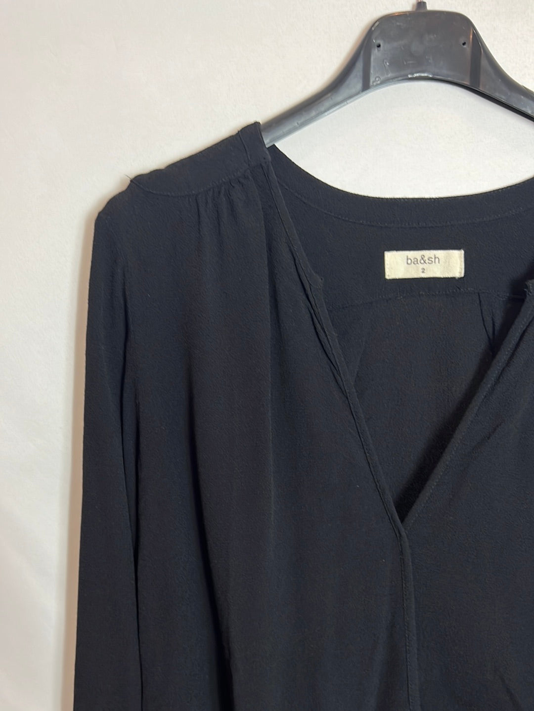 BA&SH. Blusa negro detalle puños . T 2(M)