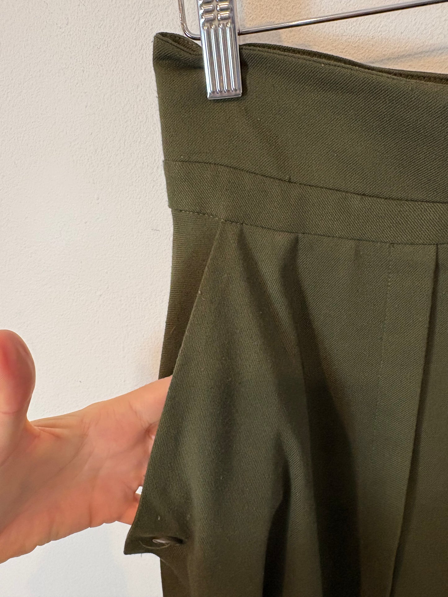 IQ COLLECTION. Falda midi verde bolsillos